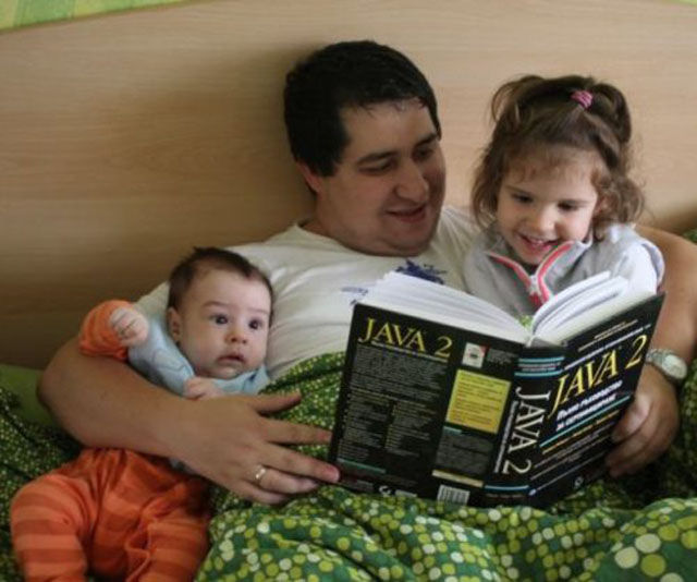 dad_reading_java_for_hisdaughter.jpg