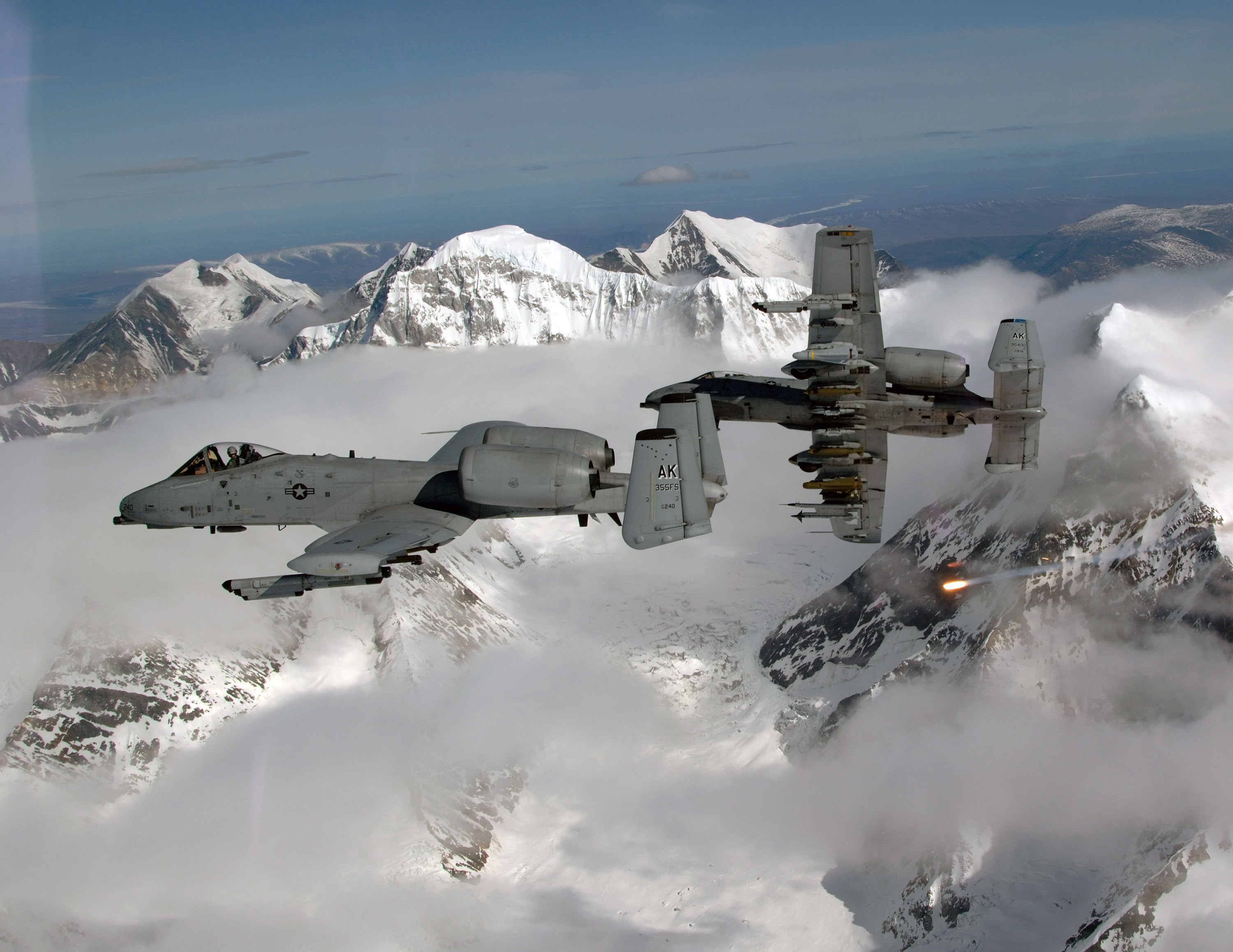 Warchaper.com A10 thunderbolts in flight flaring.jpg