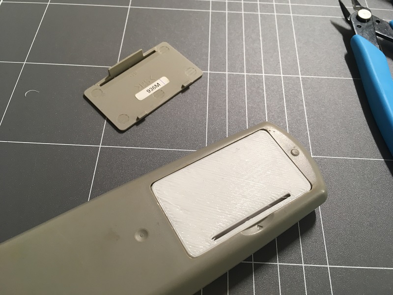 remote battery cover 04.JPG